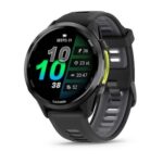 Garmin Forerunner 970 Titanium Black Süsiniku hall dlc titaan, musta lüüsi ja musta/läbipaistva valge kiviga rihm.