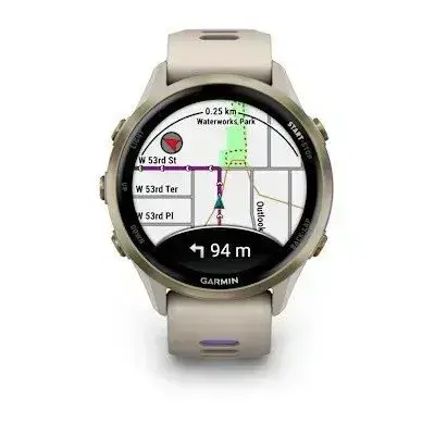 Garmin Forerunner 970 French Gray Pehme kuldne titaan, prantsuse halli lüüsi ja prantsuse halli/läbipaistva indigo värvi rihmaga.