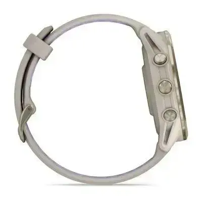 Garmin Forerunner 970 French Gray Pehme kuldne titaan, prantsuse halli lüüsi ja prantsuse halli/läbipaistva indigo värvi rihmaga.