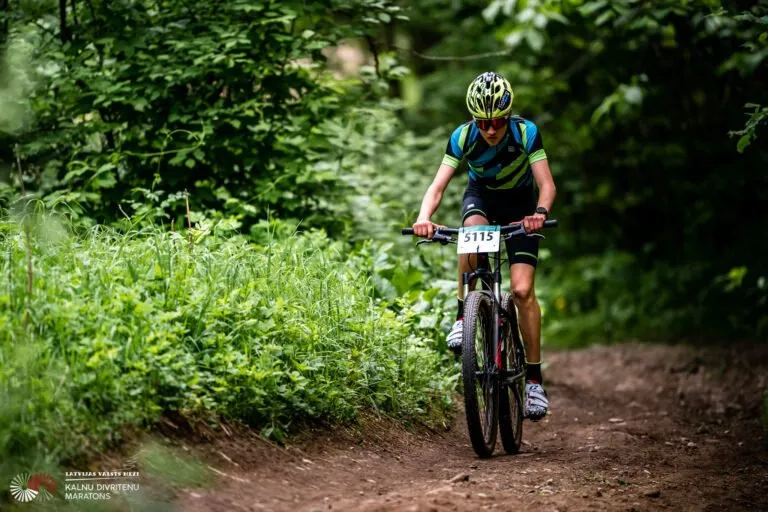 MTB ratturid LVM-i metsarajal võistlemas
